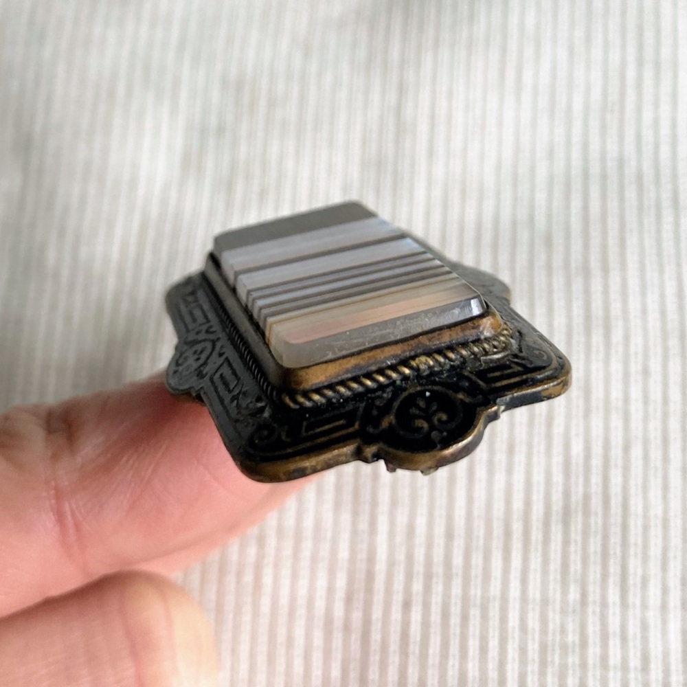 Antique Victorian Biedermeier Brooch with Striped Agate and Meander Pattern - Picture 11 of 16